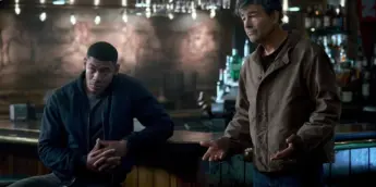 Aaron Pierre e Kyle Chandler em Lanternas