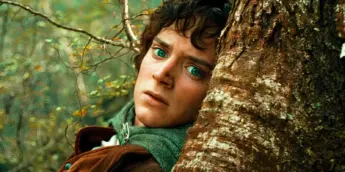 Elijah Wood escondido em árvore como Frodo em O Senhor dos Anéis