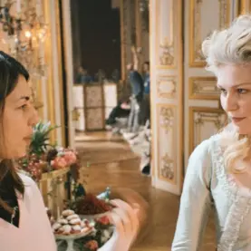 Sofia Coppola e Kirsten Dunst nos bastidores de uma de suas parcerias