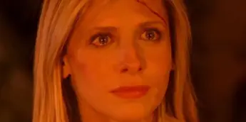 Sarah Michelle Gellar em cena emocional de Buffy