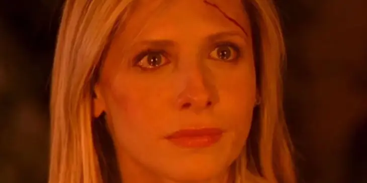 Sarah Michelle Gellar em cena emocional de Buffy