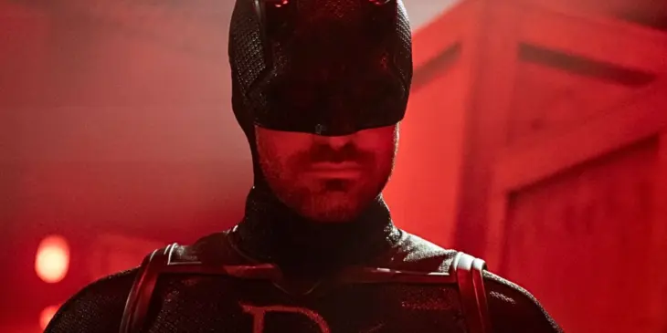 Charlie Cox com uniforme preto em Demolidor Renascido