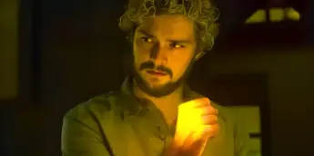 Finn Jones como o Punho de Ferro da Marvel