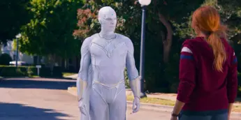 Visão Branco, de Vision Quest, diante da Feiticeira Escarlate