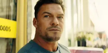 Alan Ritchson atuando como Reacher