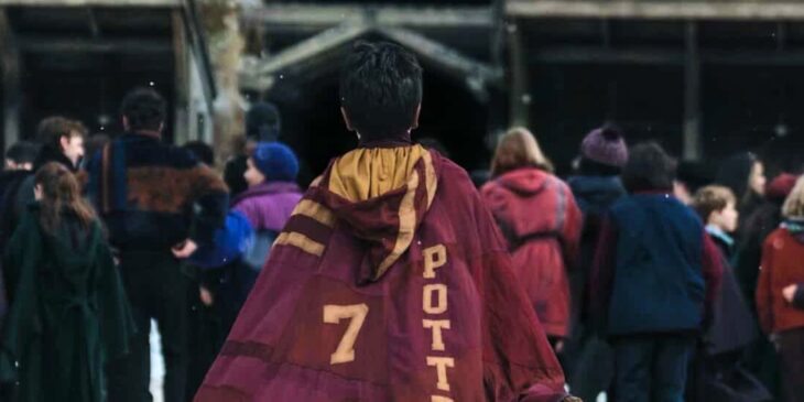 Dominic McLaughlin com traje de Quadribol em Harry Potter