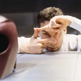 O diretor Bryan Singer no set de X-Men