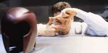 O diretor Bryan Singer no set de X-Men