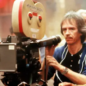 John Carpenter no set de um de seus filmes