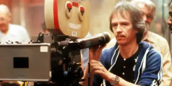 John Carpenter no set de um de seus filmes