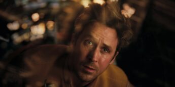 Ryan Gosling flutuando em Devoradores de Estrelas