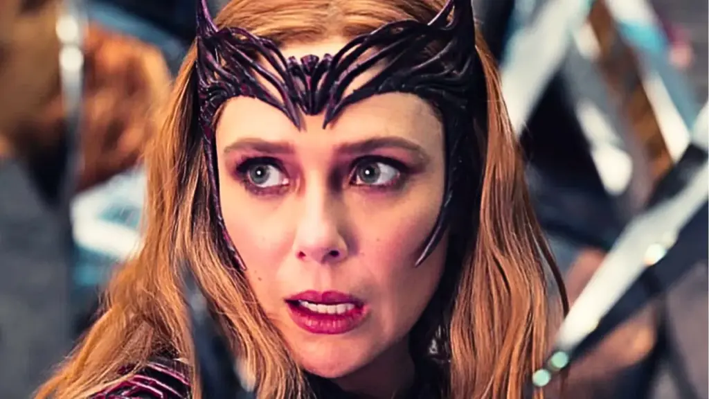Elizabeth Olsen com visual da Feiticeira Escarlate em filme do MCU