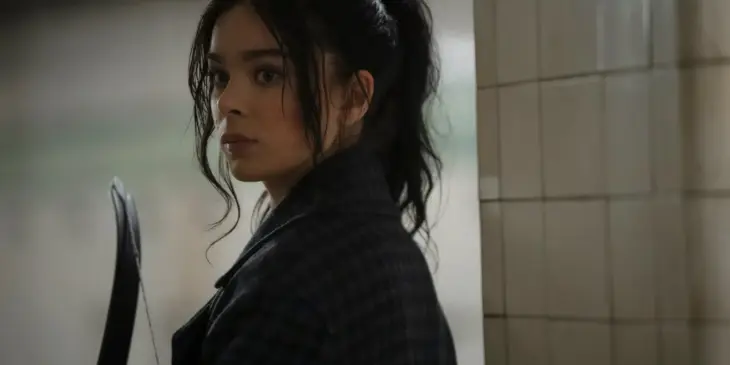 Hailee Steinfeld como Kate Bishop em Gavião Arqueiro