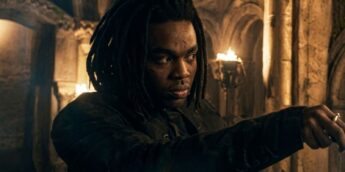 Paapa Essiedu como Snape nos corredores de Hogwarts na série Harry Potter