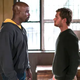 Mike Colter como Luke Cage e Finn Jones como Punho de Ferro