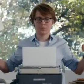 Paul Dano escrevendo em uma cena de um de seus filmes