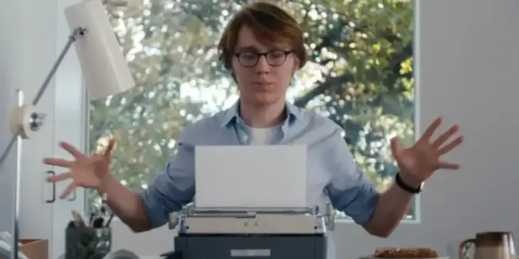 Paul Dano escrevendo em uma cena de um de seus filmes