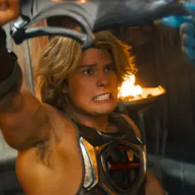 He-Man de Nicholas Galitzne lutando contra Esqueleto em Mestres do Universo