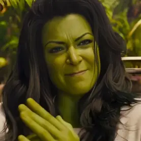 Tatiana Maslany em combate com a Mulher-Hulk