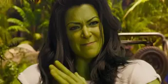Tatiana Maslany em combate com a Mulher-Hulk