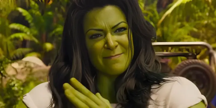 Tatiana Maslany em combate com a Mulher-Hulk
