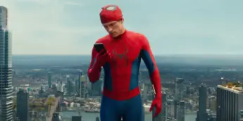Tom Holland diante de Nova York em Homem-Aranha Um Novo Dia
