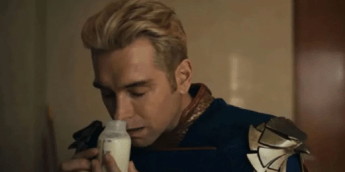 Antony Starr conta como fãs de The Boys fazem piada com leite em público