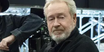 O diretor Ridley Scott no set de um de seus filmes