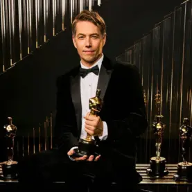Sean Baker com suas várias estatuetas do Oscar