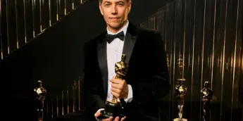 Sean Baker com suas várias estatuetas do Oscar