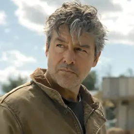 Kyle Chandler como Hal Jordan em Lanternas