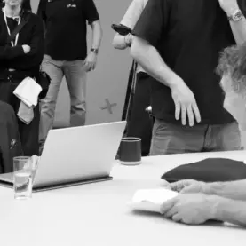 Casey Affleck e Doug Liman no set de Bitcoin: Killing Satoshi