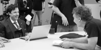 Casey Affleck e Doug Liman no set de Bitcoin: Killing Satoshi