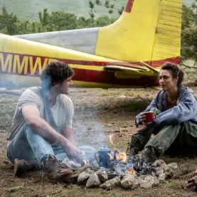 Jacob Elordi e Margaret Qualley em Ponto Sem Retorno