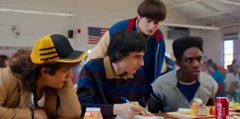 Gaten Matarazzo com elenco de Stranger Things