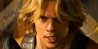 He-Man em luta em filme de Mestres do Universo