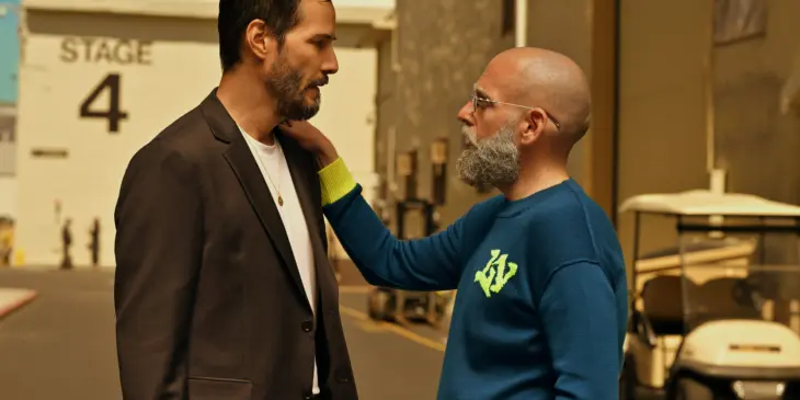 Keanu Reeves e Jonah Hill em Consequência