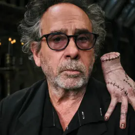 Tim Burton com o Mãozinha, de Wandinha