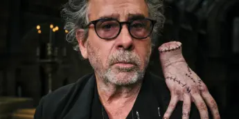 Tim Burton com o Mãozinha, de Wandinha
