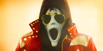 Ghostface parodiando Michael em Todo Mundo em Pânico 6