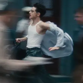 Timothée Chalamet correndo em Marty Supreme
