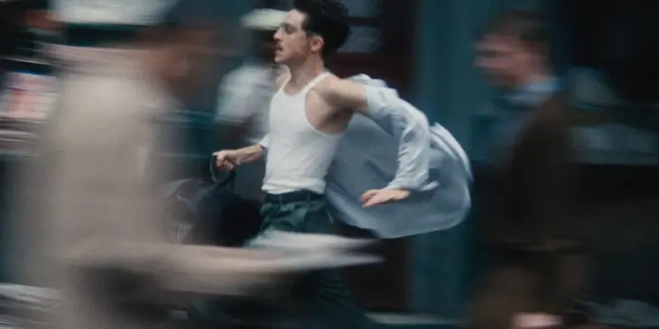 Timothée Chalamet correndo em Marty Supreme