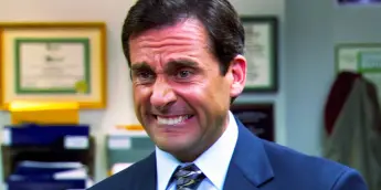 Steve Carrell com expressão engraçada no rosto em The Office