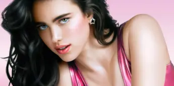 Margaret Qualley em A Substância