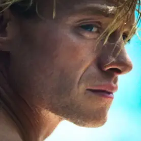 Tom Rhys Harries na trama de Cara-de-Barro