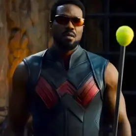 Yahya Abdul Mateen II com traje de Magnum