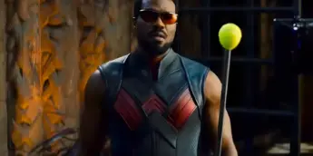 Yahya Abdul Mateen II com traje de Magnum