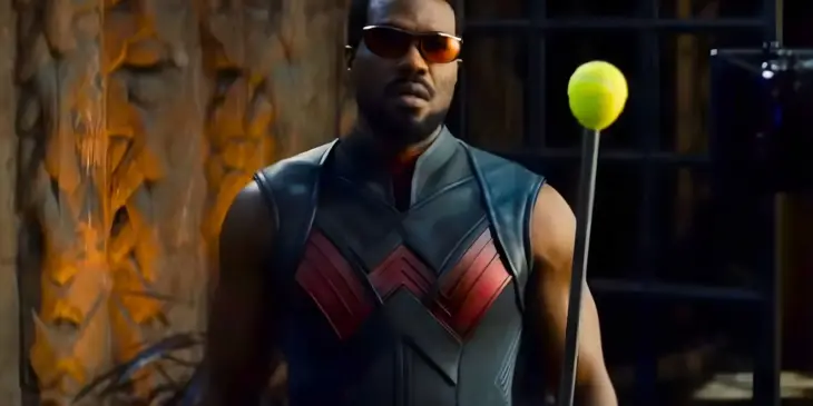 Yahya Abdul Mateen II com traje de Magnum
