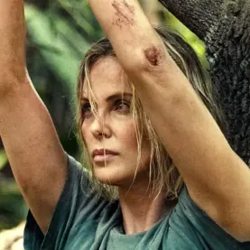 Charlize Theron é Sasha em O Jogo do Predador