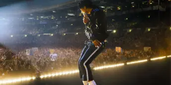 Jaafar Jackson se apresentando como Michael Jackson